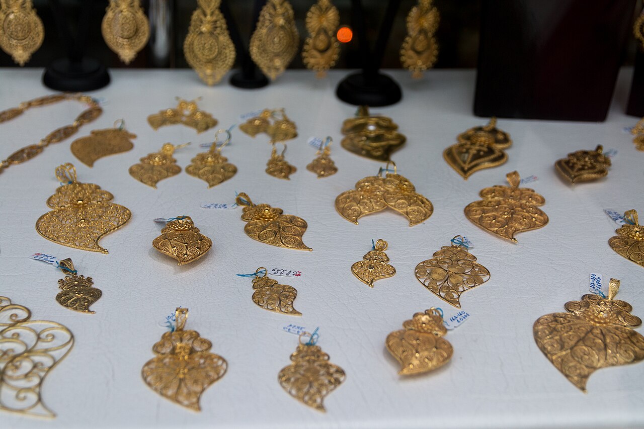 Gold Portuguese filigree hearts displayed in a Viana do Castelo jeweller