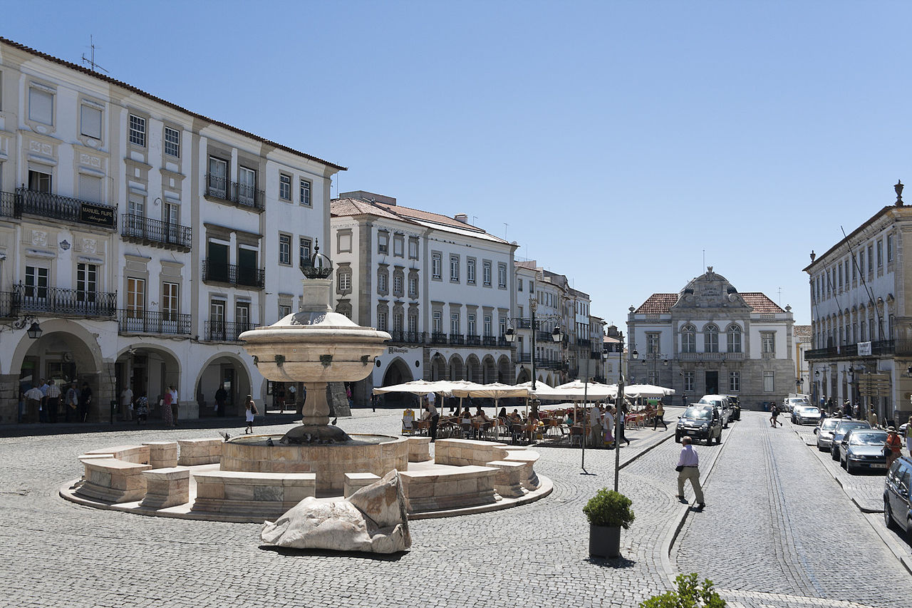 Praça do Giraldo with its fountain and arcaded buildings in Évora