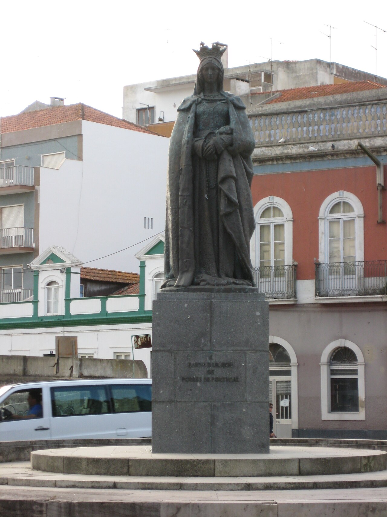 Statue of Queen Leonor in Caldas da Rainha