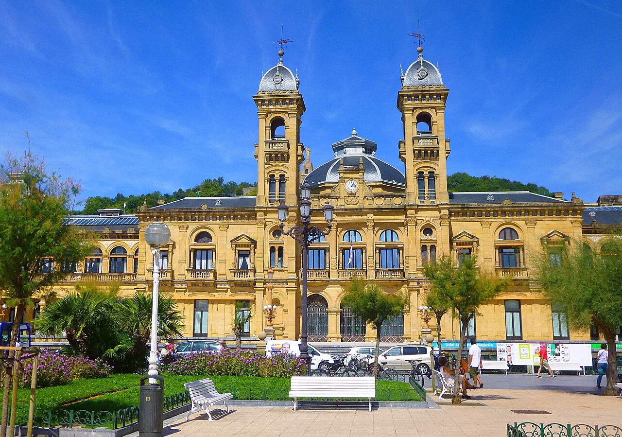 San Sebastián City Hall beside the gardens and waterfront